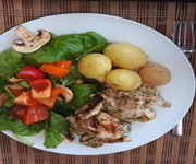 Putenfilet mit Kartoffeln und Spinatsalat