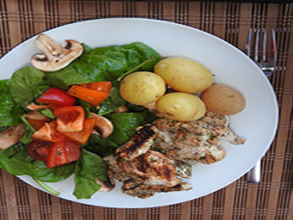 Putenfilet mit Kartoffeln und Spinatsalat