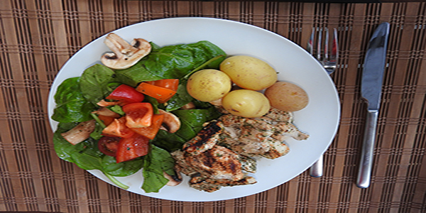 Putenfilet mit Kartoffeln und Spinatsalat