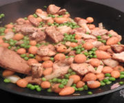 Putengeschnetzeltes mit Erbsen und Möhren auf Kochen-verstehen.de