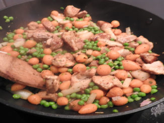 Putengeschnetzeltes mit Erbsen und Möhren auf Kochen-verstehen.de