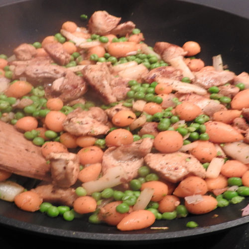 Putengeschnetzeltes mit Erbsen und Möhren auf Kochen-verstehen.de