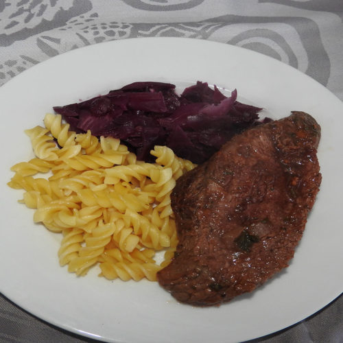 Rinderbraten mit Nudeln und Rotkohl auf Kochen-verstehen.de