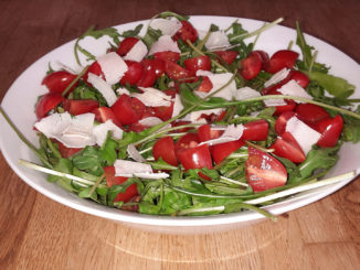 Rucola-Salat mit Tomate und Parmesan auf Kochen-verstehen.de