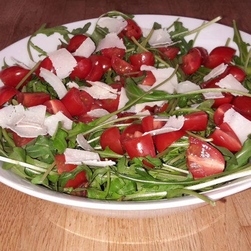 Rucola-Salat mit Tomate und Parmesan auf Kochen-verstehen.de