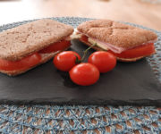 Schinken-Käse-Sandwich mit Tomate auf Kochen-verstehen.de