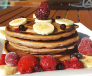 Schoko-Pancake mit Banane und Beeren