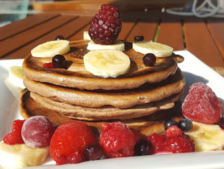 Schoko-Pancake mit Banane und Beeren auf Kochen-verstehen.de