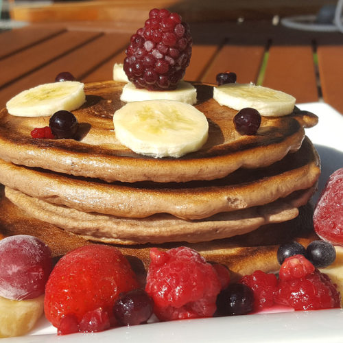 Schoko-Pancake mit Banane und Beeren auf Kochen-verstehen.de