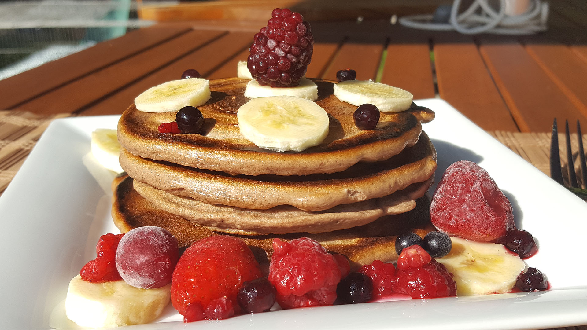 Schoko-Pancake mit Banane und Beeren | Kochen-verstehen.de