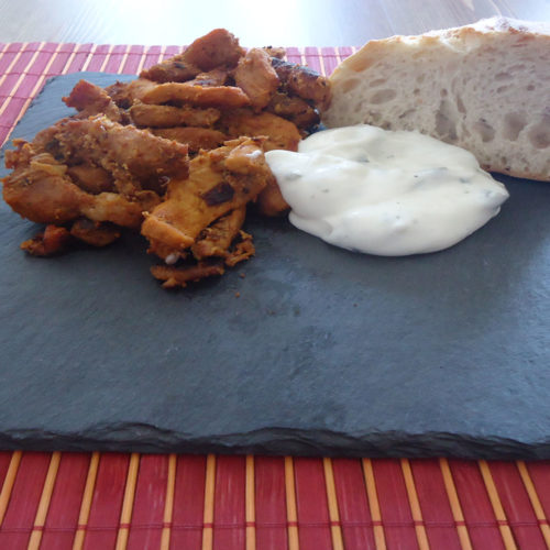 Schweine-Geschnetzeltes „Gyros Art“ mit Tzatziki und Weißbrot auf Kochen-verstehen.de