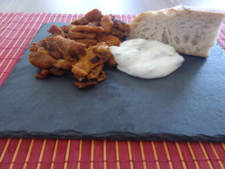 Schweine-Geschnetzeltes „Gyros Art“ mit Tzatziki und Weißbrot auf Kochen-verstehen.de