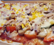 Selbstgemachte Pizza mit Tomatensauce auf Kochen-verstehen.de