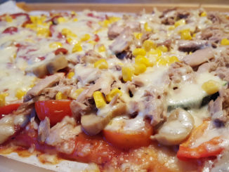 Selbstgemachte Pizza mit Tomatensauce auf Kochen-verstehen.de