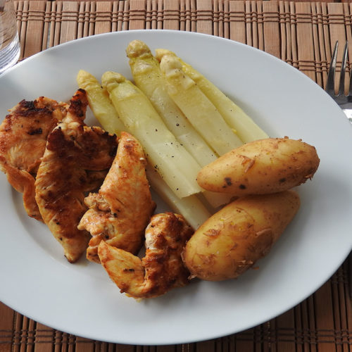 Spargel mit Kartoffeln und Putenbrust auf Kochen-verstehen.de