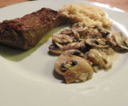 Steak mit Reis in Pilzsauce auf Kochen-verstehen.de