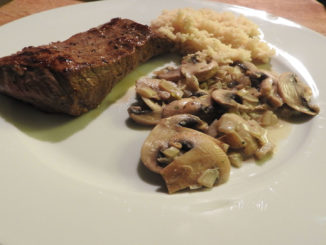 Steak mit Reis in Pilzsauce auf Kochen-verstehen.de