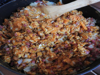 Süßkartoffelbrei mit Schinken und Ei auf Kochen-verstehen.de