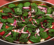 Tomaten-Mozzarella-Salat mit Zwiebeln