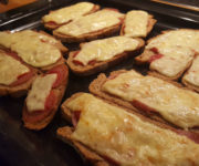 Überbackenes Brot mit Salami