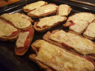 Überbackenes Brot mit Salami auf Kochen-verstehen.de