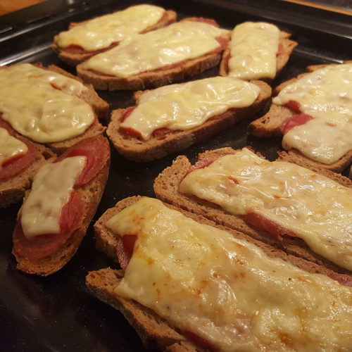 Überbackenes Brot mit Salami auf Kochen-verstehen.de