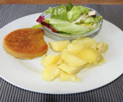 Veganes Schnitzel mit Salat und Kartoffeln