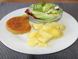 Veganes Schnitzel mit Salat und Kartoffeln