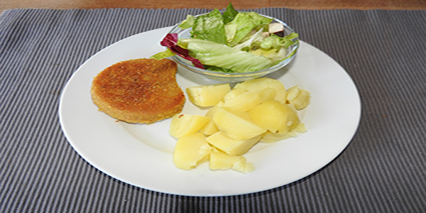 Veganes Schnitzel mit Salat und Kartoffeln