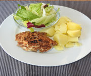 Vollkornschnitzel mit Salat und Kartoffeln