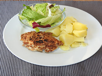 Vollkornschnitzel mit Salat und Kartoffeln