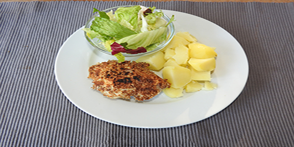 Vollkornschnitzel mit Salat und Kartoffeln