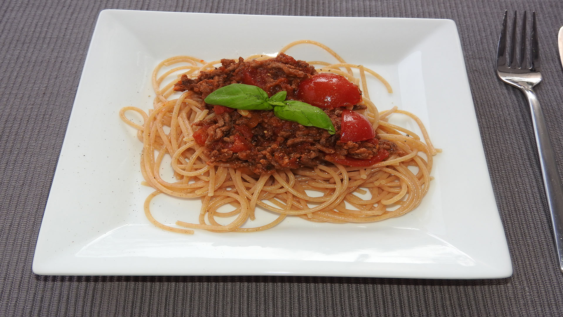 Vollkornspaghetti mit Hackfleischsauce | Kochen-verstehen.de